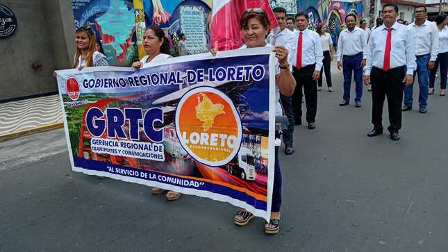 En el marco de celebración por el 61 aniversario de fundación de nuestra primera casa de estudios superiores y en cumplimiento con el deber cívico patriótico, personal de la Gerencia Regional de Transportes y Comunicaciones participó de la ceremonia de izamiento del pabellón nacional y desfile dominical en la plaza de Armas de la ciudad de Iquitos.
Con gallardía y  paso marcial los servidores públicos, desfilaron mostrando patriotismo y amor por nuestra región y nuestro país, recibiendo el aplauso y ovación de los asistentes a tan importante actividad conmemorativa.