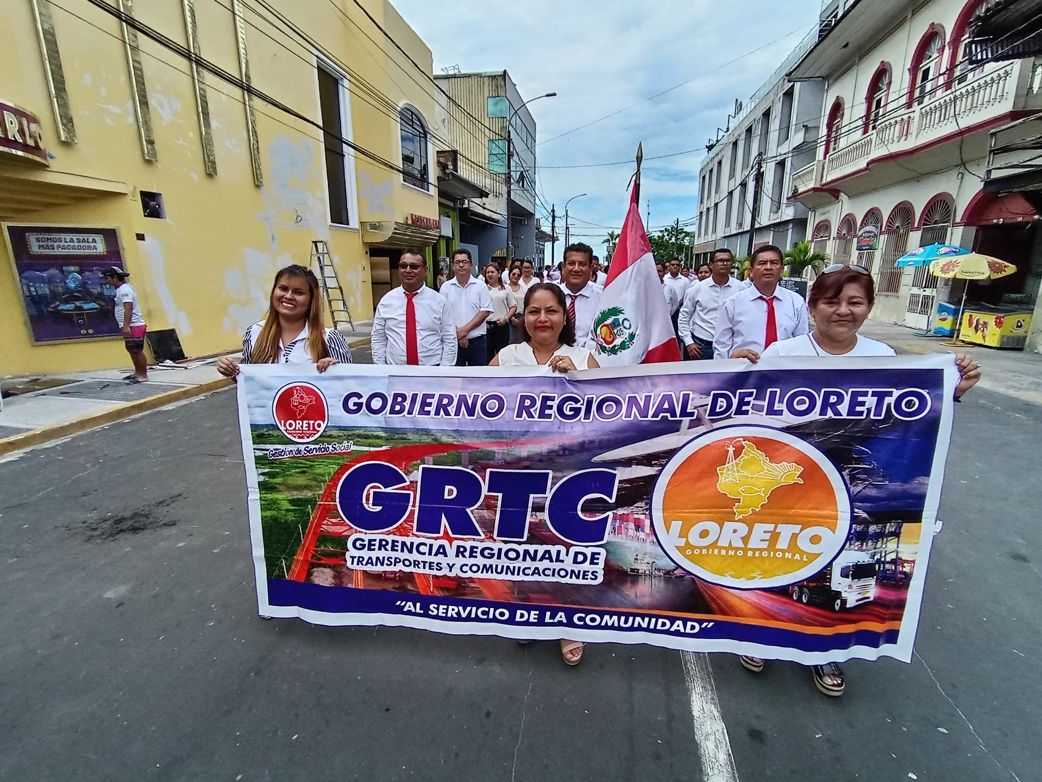 En el marco de celebración por el 61 aniversario de fundación de nuestra primera casa de estudios superiores y en cumplimiento con el deber cívico patriótico, personal de la Gerencia Regional de Transportes y Comunicaciones participó de la ceremonia de izamiento del pabellón nacional y desfile dominical en la plaza de Armas de la ciudad de Iquitos.
Con gallardía y paso marcial los servidores públicos, desfilaron mostrando patriotismo y amor por nuestra región y nuestro país, recibiendo el aplauso y ovación de los asistentes a tan importante actividad conmemorativa.
