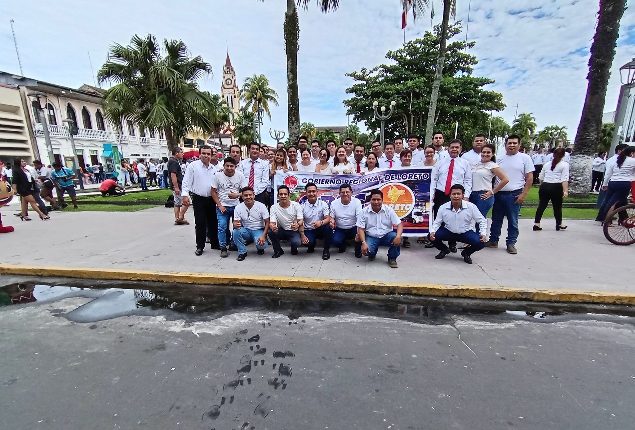 En el marco de celebración por el 61 aniversario de fundación de nuestra primera casa de estudios superiores y en cumplimiento con el deber cívico patriótico, personal de la Gerencia Regional de Transportes y Comunicaciones participó de la ceremonia de izamiento del pabellón nacional y desfile dominical en la plaza de Armas de la ciudad de Iquitos.
Con gallardía y paso marcial los servidores públicos, desfilaron mostrando patriotismo y amor por nuestra región y nuestro país, recibiendo el aplauso y ovación de los asistentes a tan importante actividad conmemorativa.