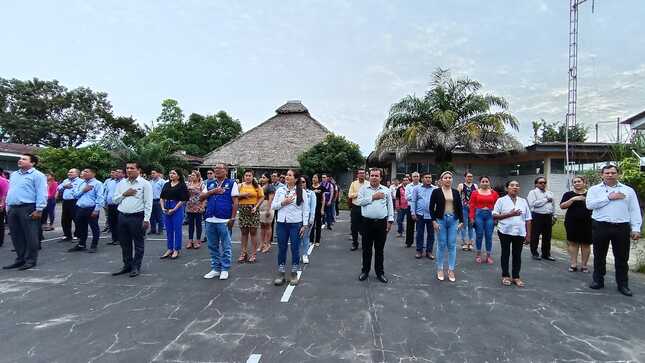Dicha actividad se realizó en el marco del Día de la Bandera y de la Batalla de Arica, que se celebra todos los 7 de junio, nuestra institución rindió homenaje a nuestro pabellón nacional y a todos aquellos héroes que dieron su vida por la paz y soberanía de nuestro país.
El izamiento se realizó en el patio central de la institución(GRTC)siendo encabezado por el gerente de transportes y comunicaciones Arq. Daniel Dervitson Suárez Alarcón, quien estuvo acompañado por la Abg. Amelia Del Socorro Goyburo Delgado, Ing. Alfredo Cortez Linares, Ing. Sergio Villaverde Bellido, Abg. Blanca Patricia Perea Rojas y el Ing. Luis Alberto García Flores.