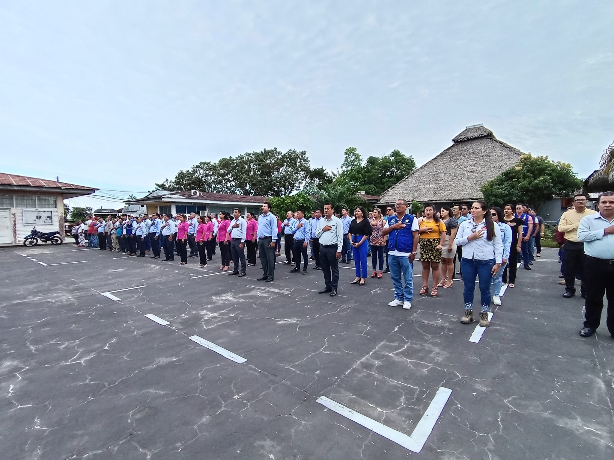 Dicha actividad se realizó en el marco del Día de la Bandera y de la Batalla de Arica, que se celebra todos los 7 de junio, nuestra institución rindió homenaje a nuestro pabellón nacional y a todos aquellos héroes que dieron su vida por la paz y soberanía de nuestro país.
El izamiento se realizó en el patio central de la institución(GRTC)siendo encabezado por el gerente de transportes y comunicaciones Arq. Daniel Dervitson Suárez Alarcón, quien estuvo acompañado por la Abg. Amelia Del Socorro Goyburo Delgado, Ing. Alfredo Cortez Linares, Ing. Sergio Villaverde Bellido, Abg. Blanca Patricia Perea Rojas y el Ing. Luis Alberto García Flores.