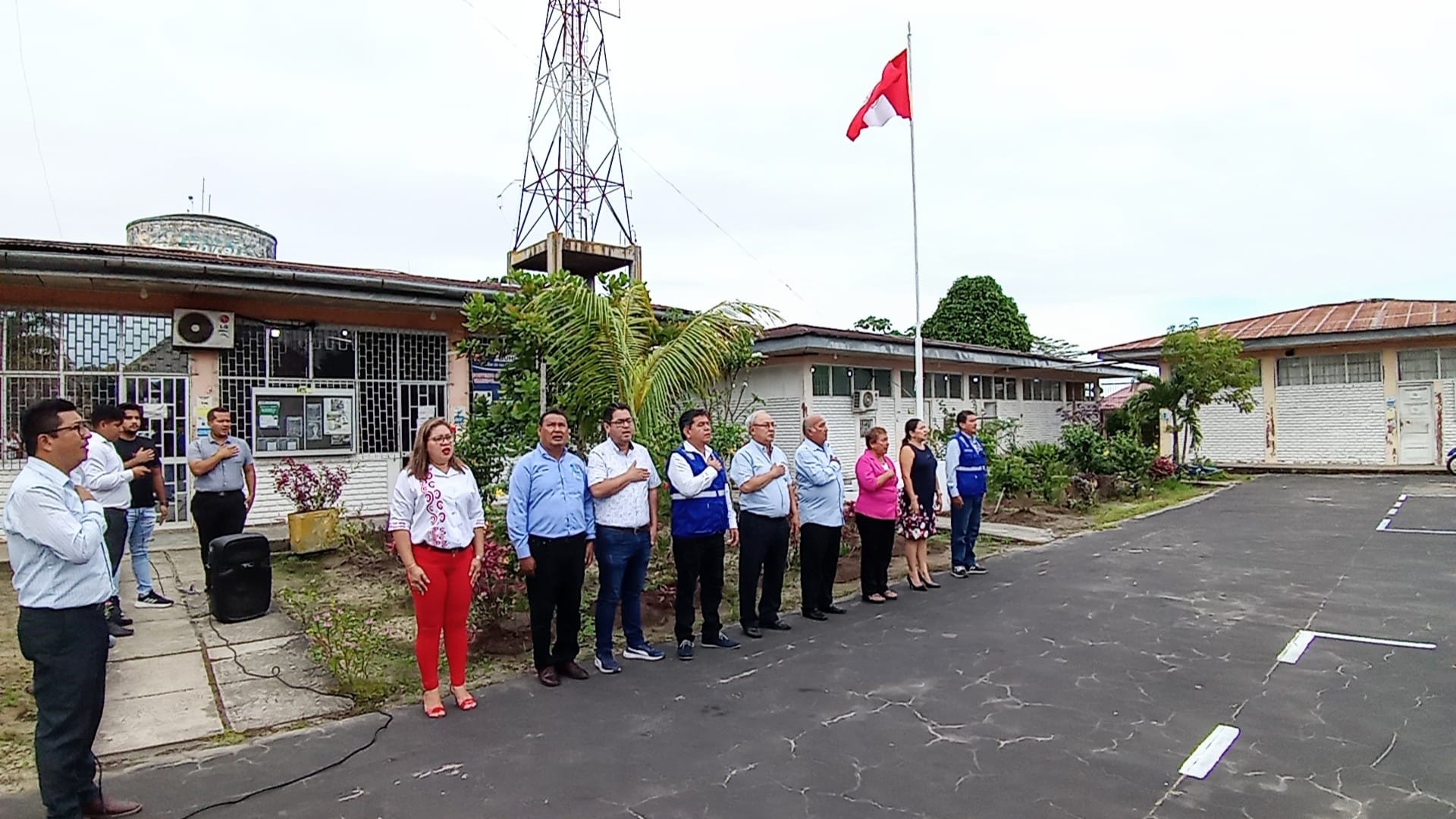 Dicha actividad se realizó en el marco del Día de la Bandera y de la Batalla de Arica, que se celebra todos los 7 de junio, nuestra institución rindió homenaje a nuestro pabellón nacional y a todos aquellos héroes que dieron su vida por la paz y soberanía de nuestro país.
El izamiento se realizó en el patio central de la institución(GRTC)siendo encabezado por el gerente de transportes y comunicaciones Arq. Daniel Dervitson Suárez Alarcón, quien estuvo acompañado por la Abg. Amelia Del Socorro Goyburo Delgado, Ing. Alfredo Cortez Linares, Ing. Sergio Villaverde Bellido, Abg. Blanca Patricia Perea Rojas y el Ing. Luis Alberto García Flores.
