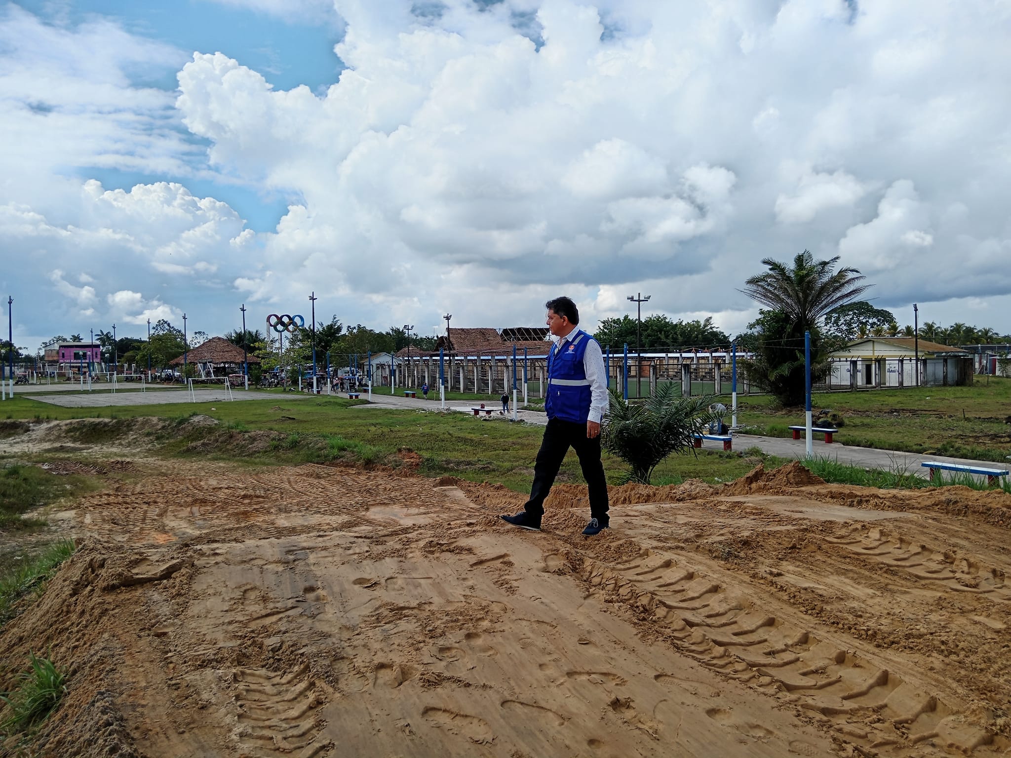  Tendremos pista de Motocross
El gerente de transportes y Comunicaciones Arq. Daniel Dervitson Suárez Alarcón llegó hasta las instalaciones de la Villa Olímpica donde supervisó el avance de la pista de motocross, la cual será uno de los atractivos para el primer Festival Ecológico Internacional “Del Juane y su Chicha”
Cabe precisar que también se viene realizando las coordinaciones respectivas para el recorrido de las personas que lleguen de otras ciudades para el paseo en “ruta turística”
Esta actividad se realizará en el marco de la fiesta patronal de San Juan donde se tendrá días de fiesta color y buena gastronomía. 