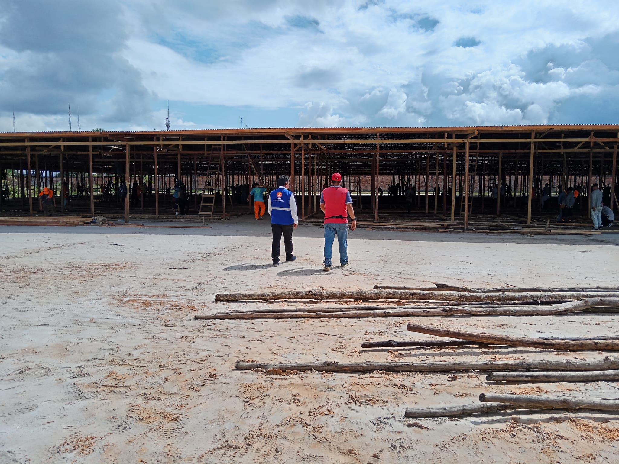  Tendremos pista de Motocross
El gerente de transportes y Comunicaciones Arq. Daniel Dervitson Suárez Alarcón llegó hasta las instalaciones de la Villa Olímpica donde supervisó el avance de la pista de motocross, la cual será uno de los atractivos para el primer Festival Ecológico Internacional “Del Juane y su Chicha”
Cabe precisar que también se viene realizando las coordinaciones respectivas para el recorrido de las personas que lleguen de otras ciudades para el paseo en “ruta turística”
Esta actividad se realizará en el marco de la fiesta patronal de San Juan donde se tendrá días de fiesta color y buena gastronomía. 
