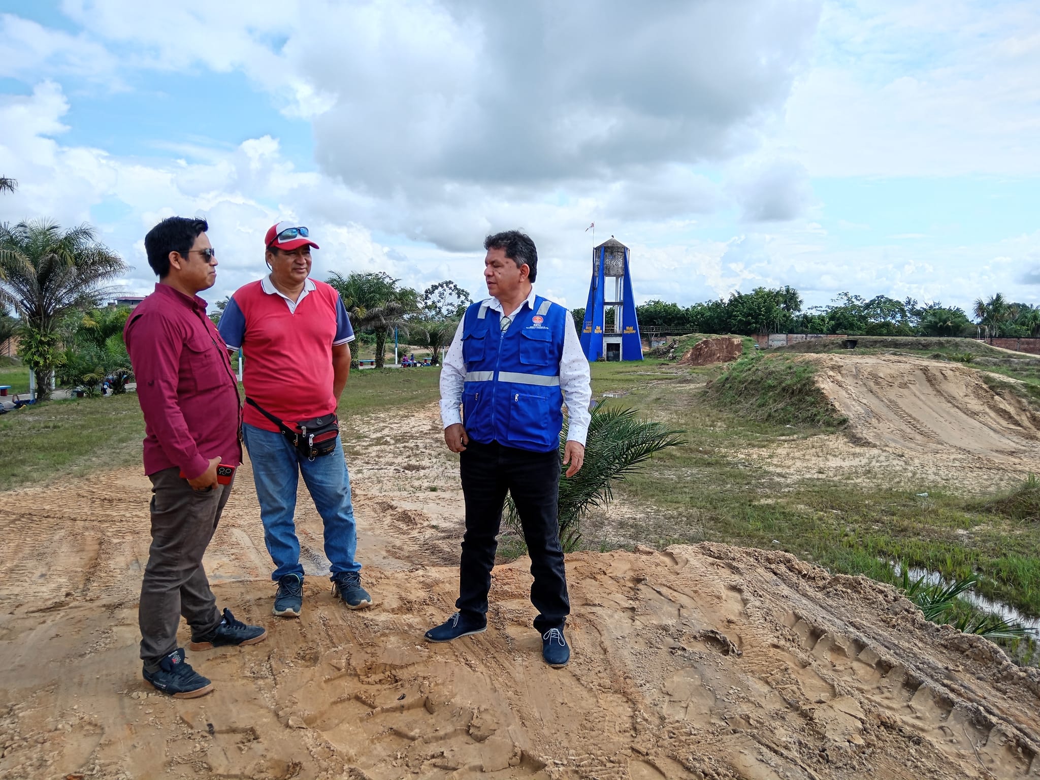  Tendremos pista de Motocross
El gerente de transportes y Comunicaciones Arq. Daniel Dervitson Suárez Alarcón llegó hasta las instalaciones de la Villa Olímpica donde supervisó el avance de la pista de motocross, la cual será uno de los atractivos para el primer Festival Ecológico Internacional “Del Juane y su Chicha”
Cabe precisar que también se viene realizando las coordinaciones respectivas para el recorrido de las personas que lleguen de otras ciudades para el paseo en “ruta turística”
Esta actividad se realizará en el marco de la fiesta patronal de San Juan donde se tendrá días de fiesta color y buena gastronomía. 