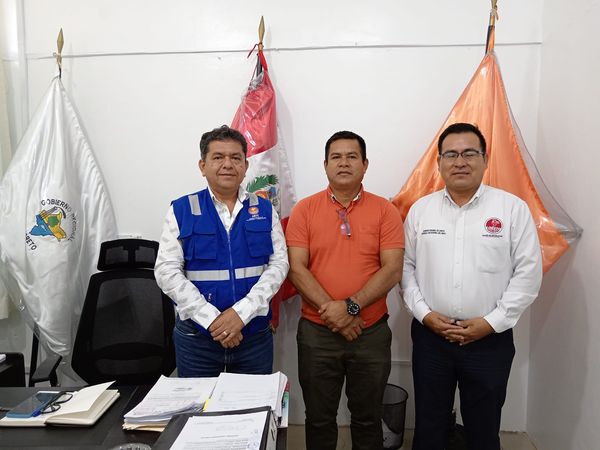 Hasta las instalaciones de la Gerencia Regional de transportes y Comunicaciones llego el burgomaestre Mario Díaz Góngora del poblado de Mazán junto a otras autoridades, para tramitar el permiso correspondiente para dar inicio al mantenimiento del muelle y poder dar facilidades a los transportistas fluviales y población en general.
Cabe precisar que el gerente de transportes Arq. Daniel Dervitson mostro toda su disposición para agilizar el permiso que el alcalde de Mazán necesita para que de manera rápida inicie el mantenimiento.