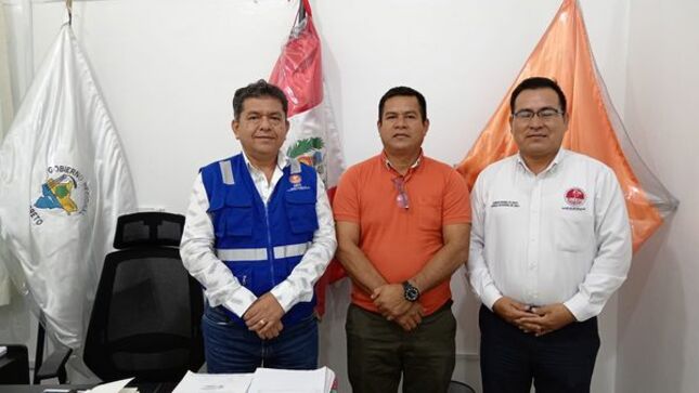 Hasta las instalaciones de la Gerencia Regional de transportes y Comunicaciones llego el burgomaestre Mario Díaz Góngora del poblado de Mazán junto a otras autoridades, para tramitar el permiso correspondiente para dar inicio al mantenimiento del muelle y poder dar facilidades a los transportistas fluviales y población en general.
Cabe precisar que el gerente de transportes Arq. Daniel Dervitson mostro toda su disposición para agilizar el permiso que el alcalde de Mazán necesita para que de manera rápida inicie el mantenimiento.