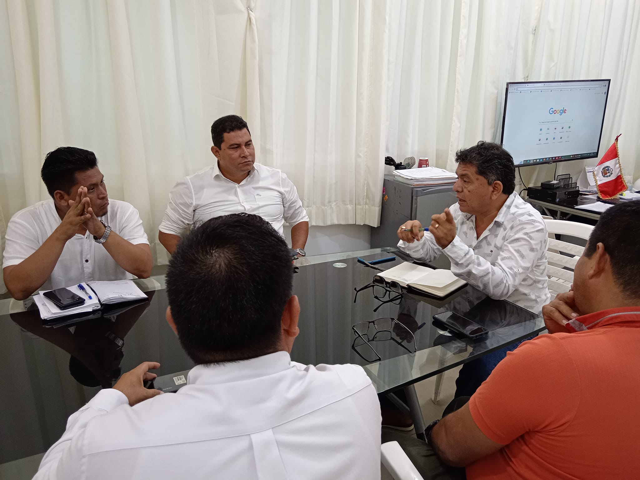 Hasta las instalaciones de la Gerencia Regional de transportes y Comunicaciones llego el burgomaestre Mario Díaz Góngora del poblado de Mazán junto a otras autoridades, para tramitar el permiso correspondiente para dar inicio al mantenimiento del muelle y poder dar facilidades a los transportistas fluviales y población en general.
Cabe precisar que el gerente de transportes Arq. Daniel Dervitson mostro toda su disposición para agilizar el permiso que el alcalde de Mazán necesita para que de manera rápida inicie el mantenimiento.