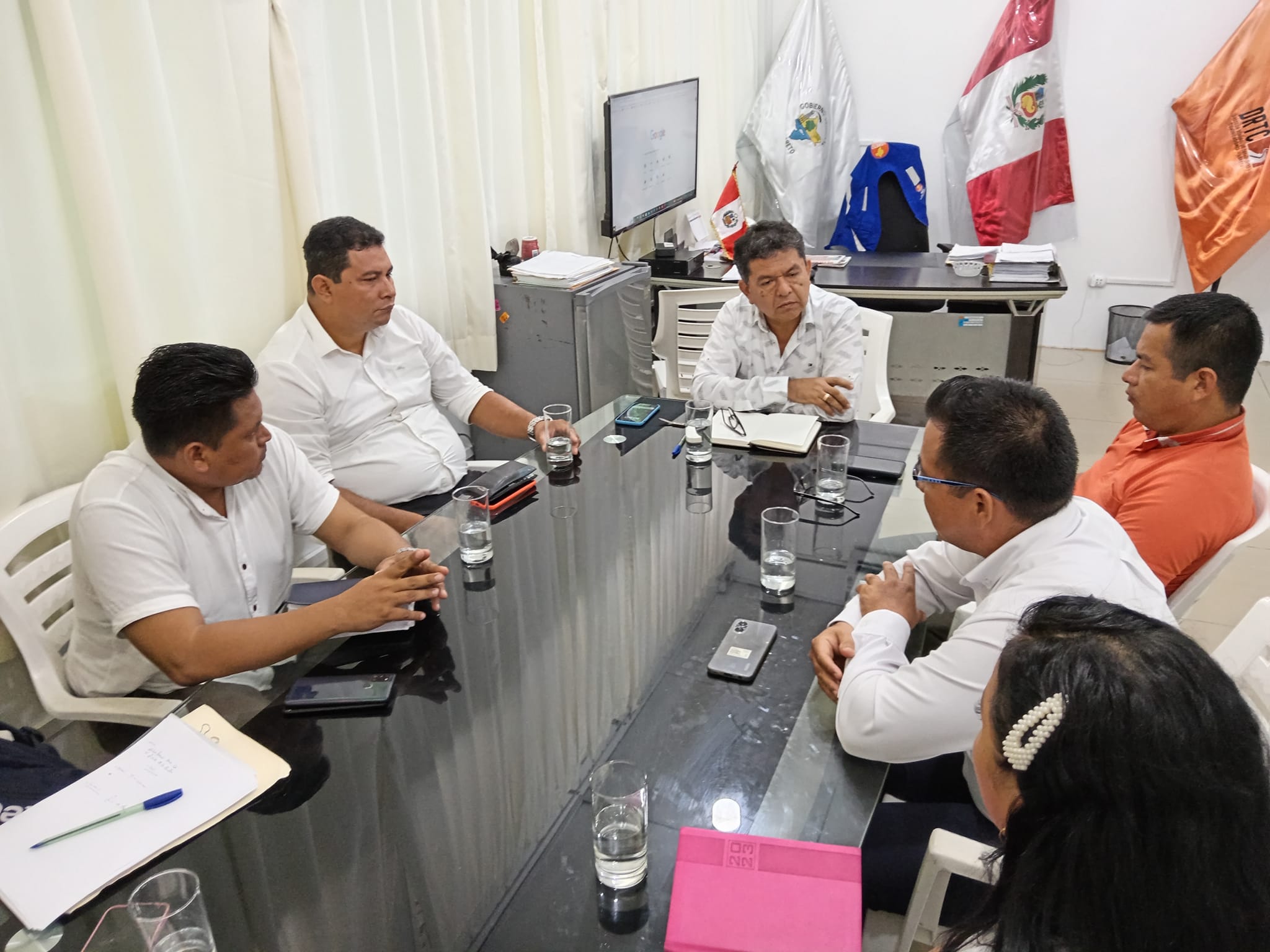 Hasta las instalaciones de la Gerencia Regional de transportes y Comunicaciones llego el burgomaestre Mario Díaz Góngora del poblado de Mazán junto a otras autoridades, para tramitar el permiso correspondiente para dar inicio al mantenimiento del muelle y poder dar facilidades a los transportistas fluviales y población en general.
Cabe precisar que el gerente de transportes Arq. Daniel Dervitson mostro toda su disposición para agilizar el permiso que el alcalde de Mazán necesita para que de manera rápida inicie el mantenimiento.