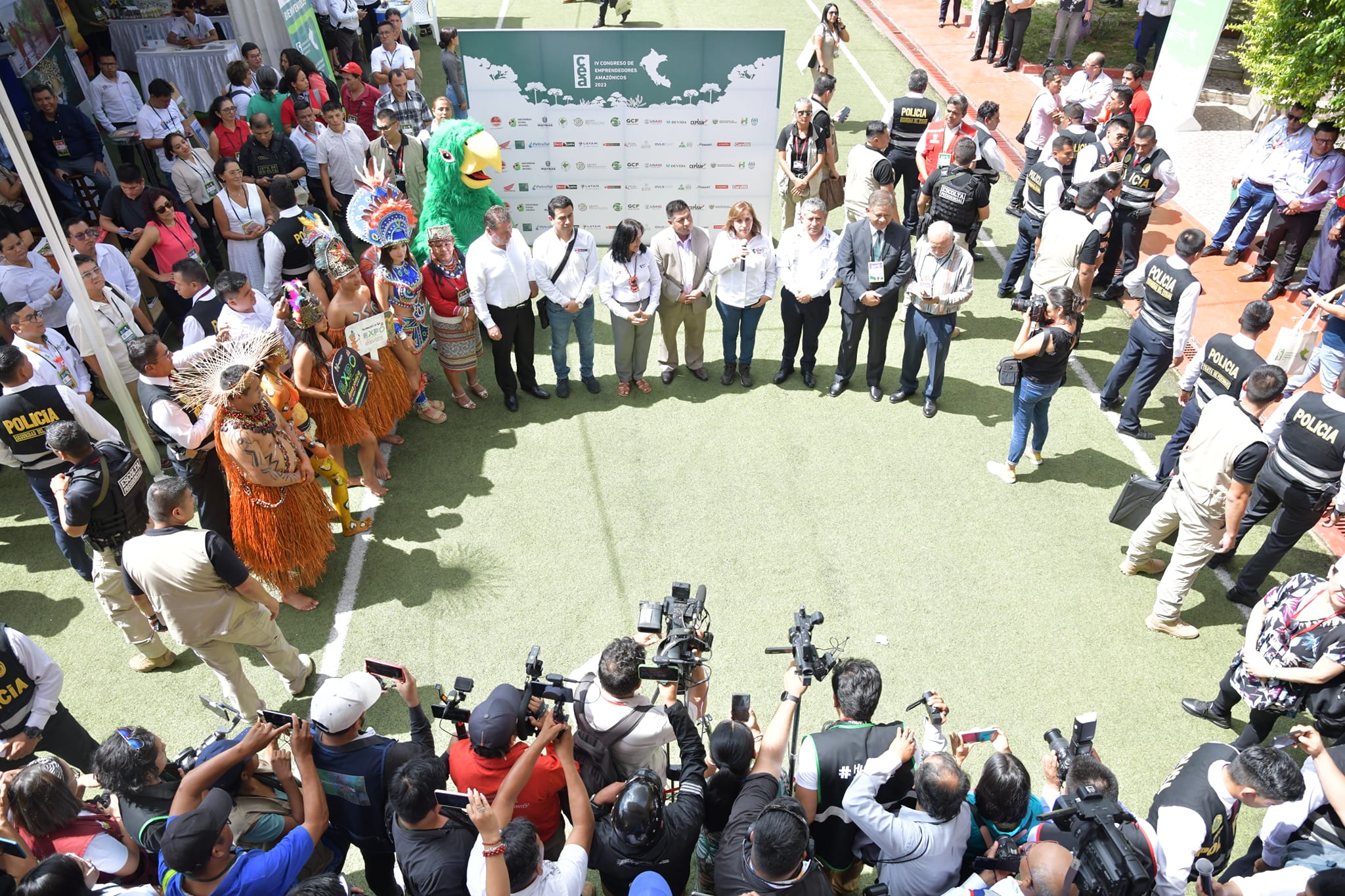 Contando con la presencia de la Presidenta de la Nación Dina Boluarte, el gobernador regional de Loreto Dr. René Chávez Silvano, inauguró el IV Congreso de Emprendedores Amazónicos (CEA) 2023 que este año tiene como lema "Por el Desarrollo Sostenible e Inclusivo de la Amazonía con Visión al 2050.
La autoridad regional dio la bienvenida a los emprendedores quienes llegaron de distintas ciudades del país. "Para comenzar, quiero anunciar que hemos acordado con el gobernador de la Región Cusco, impulsar los vuelos directos Iquitos-Cusco y viceversa", también manifestó que "Loreto y la Mancomunidad Regional Amazónica (MRA) estamos dispuestos a proteger la biodiversidad y el medio ambiente".
En la inauguración de este magno evento además de los emprendedores, participaron el gobernador de Ucayali quien es vicepresidente de la Mancomunidad Regional Amazónica, la ministra del Ambiente, alcalde de Maynas y representantes de las regiones Amazónicas.