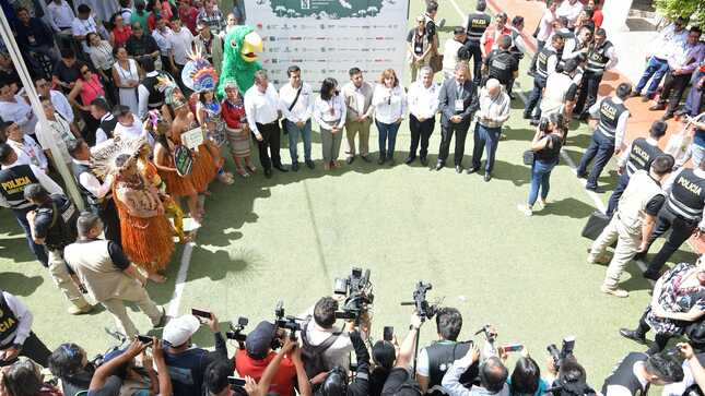 Contando con la presencia de la Presidenta de la Nación Dina Boluarte, el gobernador regional de Loreto Dr. René Chávez Silvano, inauguró el IV Congreso de Emprendedores Amazónicos (CEA) 2023 que este año tiene como lema "Por el Desarrollo Sostenible e Inclusivo de la Amazonía con Visión al 2050.
La autoridad regional dio la bienvenida a los emprendedores quienes llegaron de distintas ciudades del país. "Para comenzar, quiero anunciar que hemos acordado con el gobernador de la Región Cusco, impulsar los vuelos directos Iquitos-Cusco y viceversa", también manifestó que "Loreto y la Mancomunidad Regional Amazónica (MRA) estamos dispuestos a proteger la biodiversidad y el medio ambiente".
En la inauguración de este magno evento además de los emprendedores, participaron el gobernador de Ucayali quien es vicepresidente de la Mancomunidad Regional Amazónica, la ministra del Ambiente, alcalde de Maynas y representantes de las regiones Amazónicas.