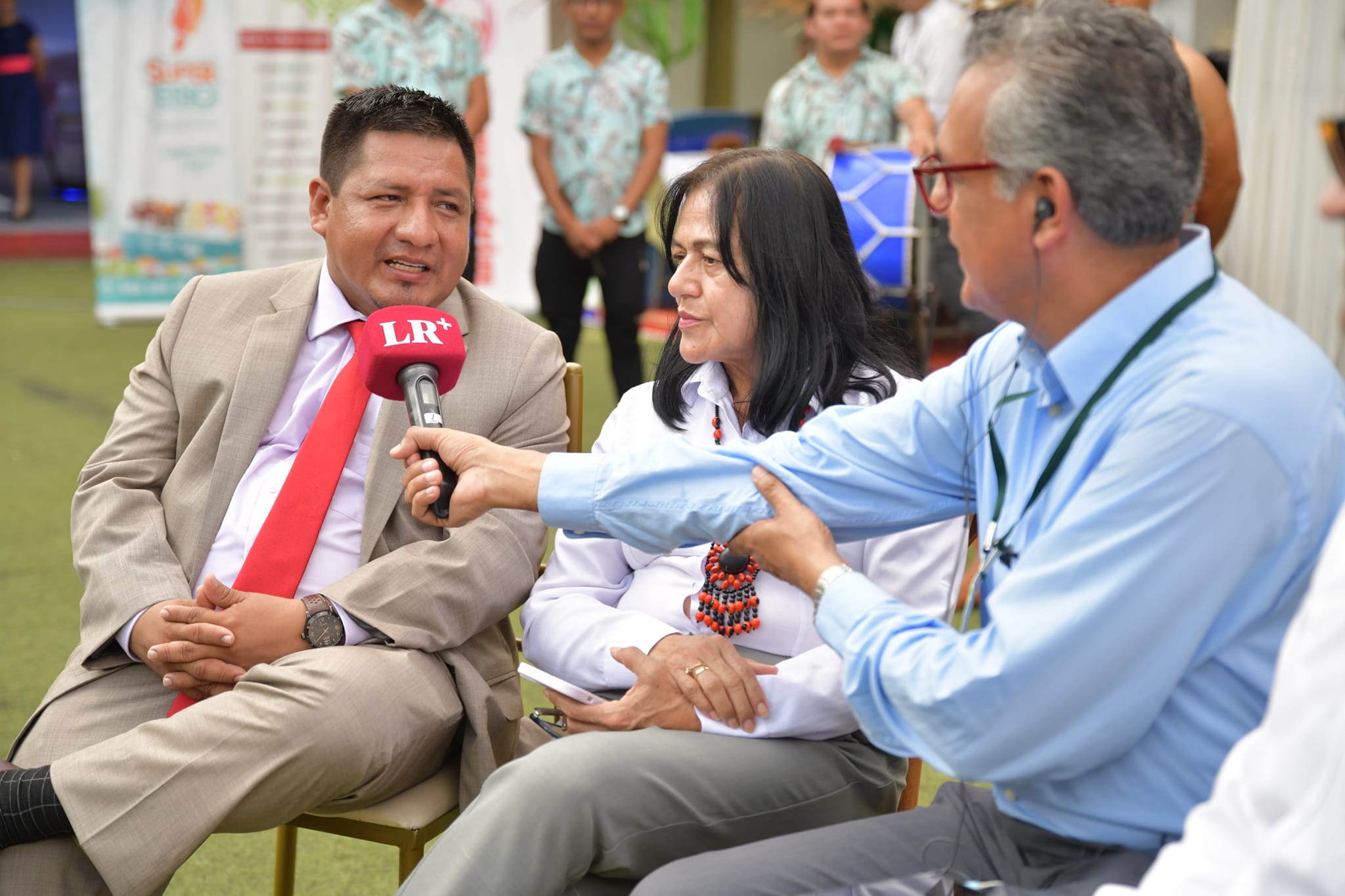 Contando con la presencia de la Presidenta de la Nación Dina Boluarte, el gobernador regional de Loreto Dr. René Chávez Silvano, inauguró el IV Congreso de Emprendedores Amazónicos (CEA) 2023 que este año tiene como lema "Por el Desarrollo Sostenible e Inclusivo de la Amazonía con Visión al 2050.
La autoridad regional dio la bienvenida a los emprendedores quienes llegaron de distintas ciudades del país. "Para comenzar, quiero anunciar que hemos acordado con el gobernador de la Región Cusco, impulsar los vuelos directos Iquitos-Cusco y viceversa", también manifestó que "Loreto y la Mancomunidad Regional Amazónica (MRA) estamos dispuestos a proteger la biodiversidad y el medio ambiente".
En la inauguración de este magno evento además de los emprendedores, participaron el gobernador de Ucayali quien es vicepresidente de la Mancomunidad Regional Amazónica, la ministra del Ambiente, alcalde de Maynas y representantes de las regiones Amazónicas.