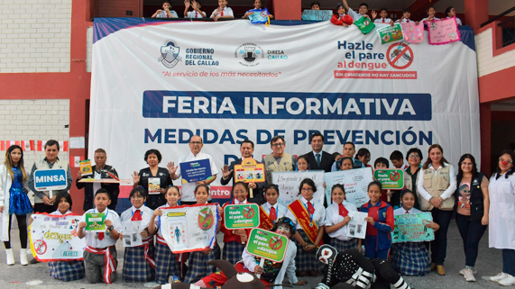 Autoridades y población escolar, durante la feria informativa.