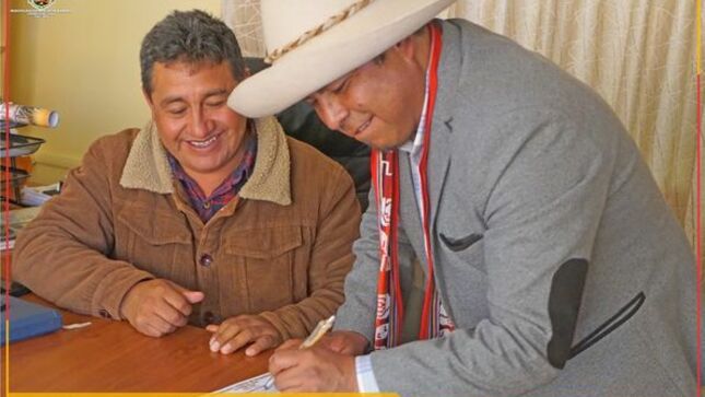 Nuestro Alcalde.Prof. Santos Oviedo V Ataucuri  Conjuntamente  Con El Alcalde  De Llusco. Firmaron Convenio Para Gestionar  El Asfalto  De La Carretera  Huascja –Chaccray 

En una muestra de colaboración y compromiso por el desarrollo de sus distritos, nuestro Alcalde, Prof. Santos Oviedo Ataucuri y el Alcalde de Llusco, Jaime Mantilla Chancuaña, se reunieron en el despacho de alcaldía de Llusco para formalizar un importante convenio. El objetivo principal de este acuerdo es trabajar en conjunto para gestionar el proyecto "Mejoramiento del Camino Vecinal de la Comunidad Huascja (Colquemarca) - Chaccaray (Llusco) de la Provincia de Chumbivilcas", el cual busca asfaltar una vía de aproximadamente 20 km de extensión.
Nuestra Municipalidad será la Unidad Ejecutora de este importante proyecto y se encargará de la formulación del perfil y expediente técnico. Esta iniciativa tiene como propósito principal mejorar las vías de acceso a ambos distritos y fomentar la dinamización económica de la zona, con el fin de elevar la calidad de vida de los habitantes de Colquemarca y Llusco, ubicados en la provincia de Chumbivilcas.
El asfaltado de la carretera Huascja - Chaccaray contribuirá a mejorar la conectividad entre ambos distritos, facilitando el transporte de mercancías y promoviendo el turismo, lo que generará un impacto positivo en la economía local.
Los alcaldes Santos Oviedo Ataucuri y Jaime Mantilla Chancuaña, manifestaron su compromiso de trabajar de manera conjunta y coordinada, involucrando a las autoridades competentes para asegurar el éxito de este proyecto. 
¡Colquemarca, un nuevo comienzo con oportunidades para todos!
Prof. Santos Oviedo Ataucuri - Alcalde
Gestión 2023 - 2026
