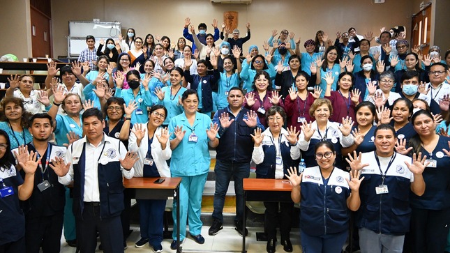 Imagen del Director del HNCH y personal asistencial y administrativo