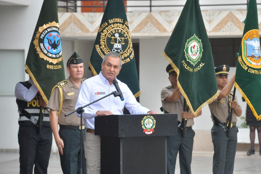La Unidad de Flagrancia en el distrito de San Juan de Lurigancho cuenta con 15 casos de flagrancia delictiva con sentencia firme en poco más de 45 días de funcionamiento. Uno de ellos es el de la banda “Los Raqueteros de San Carlos”, cuyos integrantes fueron sentenciados por robo agravado.
Durante el balance de la operatividad de este sistema interconectado de justicia, el ministro del Interior, Vicente Romero, resaltó que un total de 1500 policías debidamente capacitados se sumaron a la labor iniciada por la Unidad de Flagrancia de San Juan de Lurigancho, como parte de un esfuerzo conjunto por fortalecer la seguridad ciudadana y luchar contra la delincuencia.
El ministro Romero resaltó la importancia de esta iniciativa, que busca combatir eficientemente los delitos flagrantes en la zona y brindar un ambiente más seguro para los ciudadanos. Además, reconoció el esfuerzo conjunto de todas las instituciones involucradas en la implementación y operatividad de esta unidad.
"La implementación de la Unidad de Flagrancia de San Juan de Lurigancho es un paso crucial en la lucha contra la delincuencia. Es fundamental que las instituciones trabajen en conjunto para brindar una respuesta rápida y eficiente a los delitos flagrantes", subrayó el ministro.
Explicó que, como parte de esta labor encomendada por el Gobierno, un total de 1500 efectivos de la Policía de Lima Este 1 y la Unidad de Emergencia Este 1 de la Región Policial Lima, fueron debidamente capacitados y preparados para actuar de manera efectiva en situaciones de flagrancia, brindando información que ayude a fiscales y jueces a tener los elementos necesarios para hacer justicia.
A su turno, el viceministro de Justicia, Javier Iberos, también destacó la relevancia de la Unidad de Flagrancia, y señaló la importancia de trabajar de manera conjunta con la Policía Nacional, a fin de garantizar la aplicación de la justicia de manera oportuna y efectiva.
La presidenta de la Corte Superior de Justicia de Lima Este, Rosa Mary Parra, afirmó que la nueva Unidad de Flagrancia contribuye a afinar los métodos de trabajo y a acelerar el proceso operativo, echando manos de la tecnología para abreviar los plazos. “Hoy podemos decir que estamos avanzando y con la incorporación de la tecnología se lograrán grandes objetivos”, anotó.
La implementación de la Unidad de Flagrancia de San Juan de Lurigancho es un claro ejemplo del compromiso del Gobierno por fortalecer la seguridad ciudadana y garantizar el estado de derecho. Se espera que la iniciativa tenga un impacto positivo en la reducción de la delincuencia en esta zona de Lima Este, aumente la confianza de la comunidad en los actores del sistema de justicia y contribuya a mejorar la calidad de vida de los ciudadanos.
