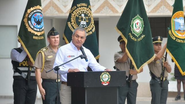 La Unidad de Flagrancia en el distrito de San Juan de Lurigancho cuenta con 15 casos de flagrancia delictiva con sentencia firme en poco más de 45 días de funcionamiento. Uno de ellos es el de la banda “Los Raqueteros de San Carlos”, cuyos integrantes fueron sentenciados por robo agravado.

Durante el balance de la operatividad de este sistema interconectado de justicia, el ministro del Interior, Vicente Romero, resaltó que un total de 1500 policías debidamente capacitados se sumaron a la labor iniciada por la Unidad de Flagrancia de San Juan de Lurigancho, como parte de un esfuerzo conjunto por fortalecer la seguridad ciudadana y luchar contra la delincuencia.

El ministro Romero resaltó la importancia de esta iniciativa, que busca combatir eficientemente los delitos flagrantes en la zona y brindar un ambiente más seguro para los ciudadanos. Además, reconoció el esfuerzo conjunto de todas las instituciones involucradas en la implementación y operatividad de esta unidad.

"La implementación de la Unidad de Flagrancia de San Juan de Lurigancho es un paso crucial en la lucha contra la delincuencia. Es fundamental que las instituciones trabajen en conjunto para brindar una respuesta rápida y eficiente a los delitos flagrantes", subrayó el ministro.

Explicó que, como parte de esta labor encomendada por el Gobierno, un total de 1500 efectivos de la Policía de Lima Este 1 y la Unidad de Emergencia Este 1 de la Región Policial Lima, fueron debidamente capacitados y preparados para actuar de manera efectiva en situaciones de flagrancia, brindando información que ayude a fiscales y jueces a tener los elementos necesarios para hacer justicia. 

A su turno, el viceministro de Justicia, Javier Iberos, también destacó la relevancia de la Unidad de Flagrancia, y señaló la importancia de trabajar de manera conjunta con la Policía Nacional, a fin de garantizar la aplicación de la justicia de manera oportuna y efectiva.

La presidenta de la Corte Superior de Justicia de Lima Este, Rosa Mary Parra, afirmó que la nueva Unidad de Flagrancia contribuye a afinar los métodos de trabajo y a acelerar el proceso operativo, echando manos de la tecnología para abreviar los plazos. “Hoy podemos decir que estamos avanzando y con la incorporación de la tecnología se lograrán grandes objetivos”, anotó.

La implementación de la Unidad de Flagrancia de San Juan de Lurigancho es un claro ejemplo del compromiso del Gobierno por fortalecer la seguridad ciudadana y garantizar el estado de derecho. Se espera que la iniciativa tenga un impacto positivo en la reducción de la delincuencia en esta zona de Lima Este, aumente la confianza de la comunidad en los actores del sistema de justicia y contribuya a mejorar la calidad de vida de los ciudadanos.
