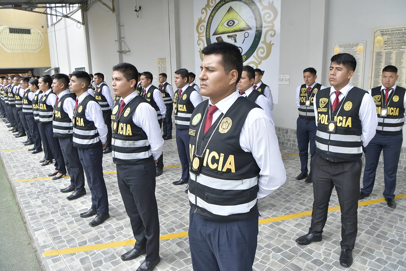 La Unidad de Flagrancia en el distrito de San Juan de Lurigancho cuenta con 15 casos de flagrancia delictiva con sentencia firme en poco más de 45 días de funcionamiento. Uno de ellos es el de la banda “Los Raqueteros de San Carlos”, cuyos integrantes fueron sentenciados por robo agravado.
Durante el balance de la operatividad de este sistema interconectado de justicia, el ministro del Interior, Vicente Romero, resaltó que un total de 1500 policías debidamente capacitados se sumaron a la labor iniciada por la Unidad de Flagrancia de San Juan de Lurigancho, como parte de un esfuerzo conjunto por fortalecer la seguridad ciudadana y luchar contra la delincuencia.
El ministro Romero resaltó la importancia de esta iniciativa, que busca combatir eficientemente los delitos flagrantes en la zona y brindar un ambiente más seguro para los ciudadanos. Además, reconoció el esfuerzo conjunto de todas las instituciones involucradas en la implementación y operatividad de esta unidad.
"La implementación de la Unidad de Flagrancia de San Juan de Lurigancho es un paso crucial en la lucha contra la delincuencia. Es fundamental que las instituciones trabajen en conjunto para brindar una respuesta rápida y eficiente a los delitos flagrantes", subrayó el ministro.