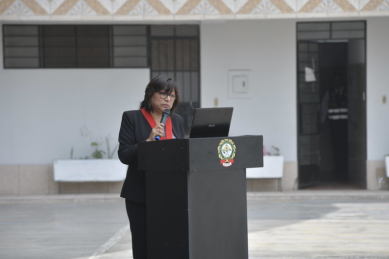 La Unidad de Flagrancia en el distrito de San Juan de Lurigancho cuenta con 15 casos de flagrancia delictiva con sentencia firme en poco más de 45 días de funcionamiento. Uno de ellos es el de la banda “Los Raqueteros de San Carlos”, cuyos integrantes fueron sentenciados por robo agravado.
Durante el balance de la operatividad de este sistema interconectado de justicia, el ministro del Interior, Vicente Romero, resaltó que un total de 1500 policías debidamente capacitados se sumaron a la labor iniciada por la Unidad de Flagrancia de San Juan de Lurigancho, como parte de un esfuerzo conjunto por fortalecer la seguridad ciudadana y luchar contra la delincuencia.
El ministro Romero resaltó la importancia de esta iniciativa, que busca combatir eficientemente los delitos flagrantes en la zona y brindar un ambiente más seguro para los ciudadanos. Además, reconoció el esfuerzo conjunto de todas las instituciones involucradas en la implementación y operatividad de esta unidad.
"La implementación de la Unidad de Flagrancia de San Juan de Lurigancho es un paso crucial en la lucha contra la delincuencia. Es fundamental que las instituciones trabajen en conjunto para brindar una respuesta rápida y eficiente a los delitos flagrantes", subrayó el ministro.