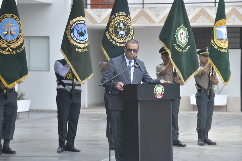 La Unidad de Flagrancia en el distrito de San Juan de Lurigancho cuenta con 15 casos de flagrancia delictiva con sentencia firme en poco más de 45 días de funcionamiento. Uno de ellos es el de la banda “Los Raqueteros de San Carlos”, cuyos integrantes fueron sentenciados por robo agravado.
Durante el balance de la operatividad de este sistema interconectado de justicia, el ministro del Interior, Vicente Romero, resaltó que un total de 1500 policías debidamente capacitados se sumaron a la labor iniciada por la Unidad de Flagrancia de San Juan de Lurigancho, como parte de un esfuerzo conjunto por fortalecer la seguridad ciudadana y luchar contra la delincuencia.
El ministro Romero resaltó la importancia de esta iniciativa, que busca combatir eficientemente los delitos flagrantes en la zona y brindar un ambiente más seguro para los ciudadanos. Además, reconoció el esfuerzo conjunto de todas las instituciones involucradas en la implementación y operatividad de esta unidad.
"La implementación de la Unidad de Flagrancia de San Juan de Lurigancho es un paso crucial en la lucha contra la delincuencia. Es fundamental que las instituciones trabajen en conjunto para brindar una respuesta rápida y eficiente a los delitos flagrantes", subrayó el ministro.
