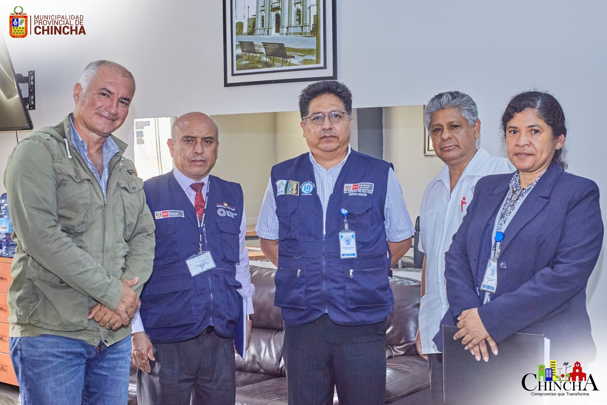 El alcalde provincial, sostuvo una importante reunión con el Dr. Oscar Zúñiga Vargas, Asesor del despacho de la Ministra de Salud, para tomar medidas drásticas para la lucha frontal contra el dengue, mostrando sus apreciaciones para tomar medidas en el cementerio general de chincha y restaurantes con centros de esparcimiento.
Al respecto el burgomaestre, manifestó el interés de las empresas agrícolas para apoyar con maquinaria Nebulizadoras para poder realizar la fumigación de las calles, parques y canales de regadíos, pero al no tener la autorización ni la directiva aprobada por el gobierno central, para utilizar este tipo de maquinarias, que sería de gran importancia para hacerle la lucha frontal al dengue.
El Dr. Oscar Zúñiga Vargas, felicito el interés de darle solución a esta problemática al alcalde provincial, manifestando que llevaría la petición de formar la directiva y poder sacar una ley de emergencia, para poder hacer la fumigación con maquinarias Nebulizadoras en las calles, parques y canales de regadíos que es donde más se concentra estos vectores.
#MunicipalidadProvincialDeChincha
#CompromisoQueTransforma