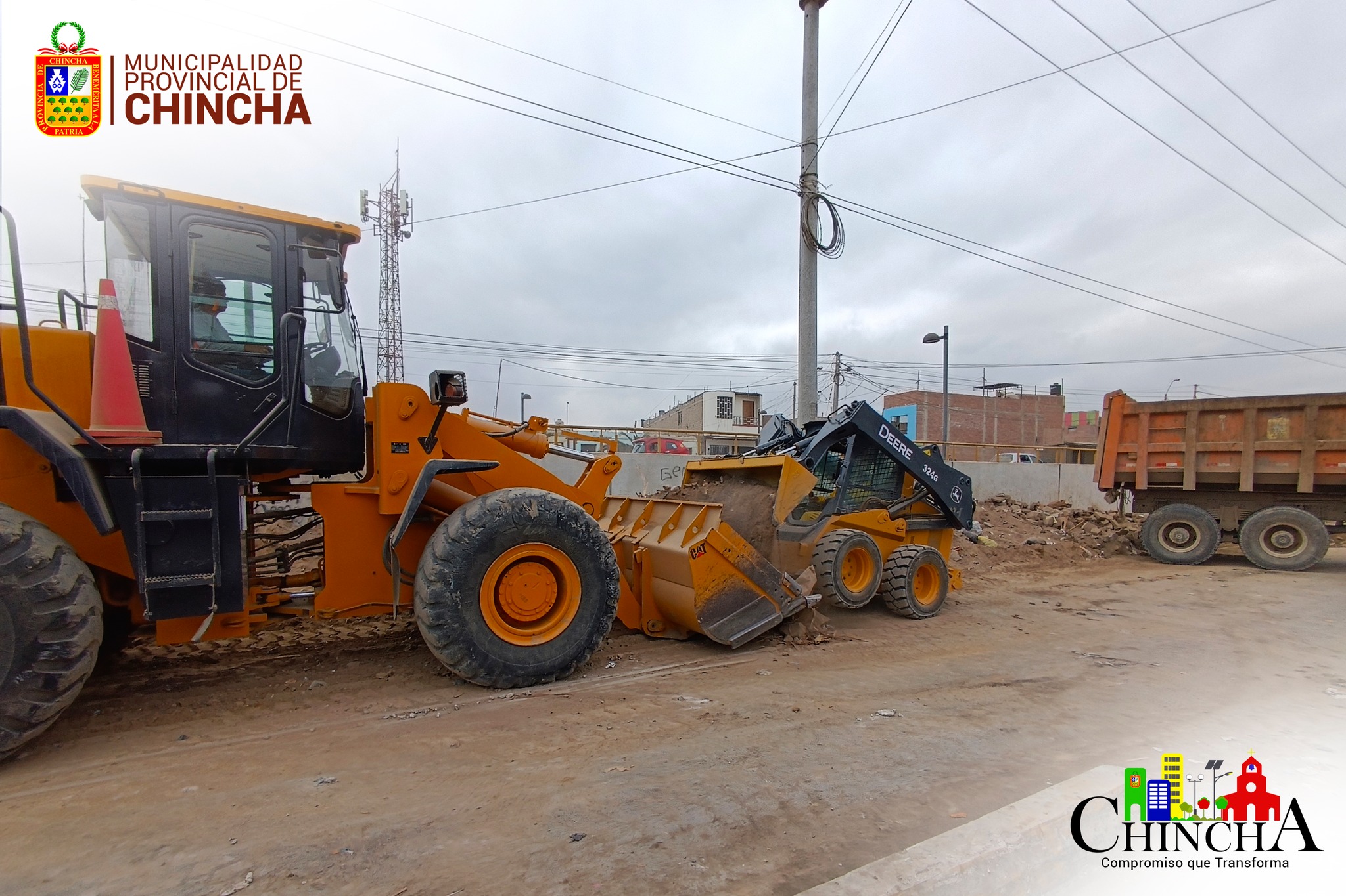 #LimpiezayOrden| A través de la GURS, se realizaron trabajos de recojo de residuos sólidos en AV. Victoria, este lugar fue intervenido por maquinarias pesadas y personal obrero municipal, quienes lograron cumplir con erradicar los montículos de basura y desmontes de todo el sector, beneficiando con esta importante labor a los vecinos y unidades móviles.
#MunicipalidadProvincialDeChincha
#CompromisoQueTransforma