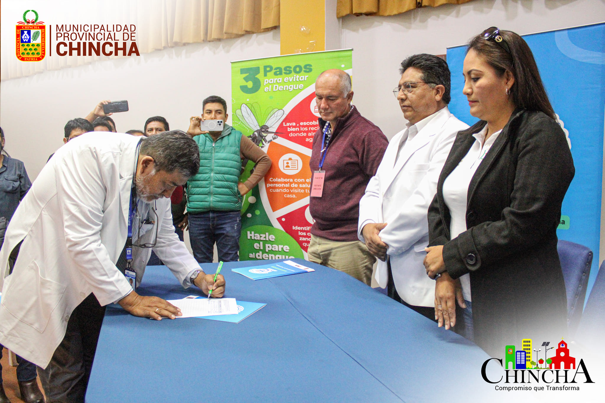 Carranza Falla, el Director Ejecutivo del Hospital San José, Dr. Yuri Vilca Rojas y la Jefa de la Oficina de la sub Región Chincha, Abog. Zintia Garay Paúcar, llevándose a cabo una importante reunión técnica en el auditorio del Hospital San José, según informó el director de dicho nosocomio, Dr. Vilca Rojas, este comité debe trabajar de manera permanente y articular esfuerzos en pro de la salud de todos, informando al mismo tiempo el estado de la sala situacional de dengue hasta la fecha.
El burgomatre provincial mostró su preocupación por la proliferación de este vector, que a causa de las fuertes lluvias, desborde de caudales y la falta de agua potable, fueron los factores para llegar a este punto de proliferación en nuestra ciudad; además se comprometió a seguir apoyando y trabajando en la lucha frontal contra el dengue dengue.
También participaron de esta reunión técnica los Consejeros Regionales, alcaldes distritales y sus representantes representantes, la Defensoría del Pueblo, la Subprefecta Provincial, representantes de la Sanidad Policial y de la Unidad de Gestión Educativa Local, entre otros actores sociales.
𝙍𝙀𝘾𝙐𝙀𝙍𝘿𝘼:
La atención del Dengue, Zika y Chikungunya.
🏥Si presentas síntomas, acude al establecimiento de salud más cercano a tu domicilio, #NO te automediques.
#MunicipalidadProvincialDeChincha
#CompromisoQueTransforma