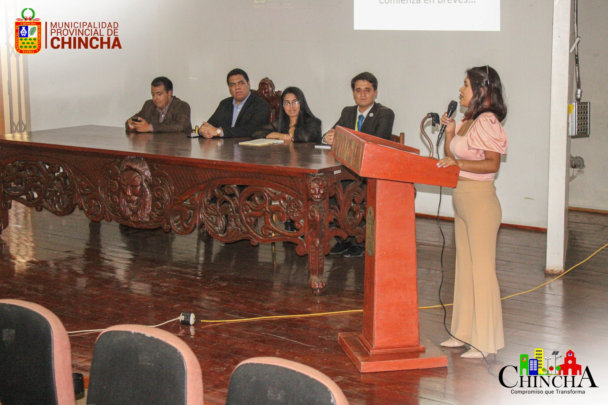 En las instalaciones del centro cultural se desarrollo el "II CONGRESO REGIONAL DE AGENTES DE CAMBIO ICA 2023", con presencia del burgomatre, Ing. Cecar Carranza Falla y el regidor; Ademir Jordan Holmos, quienes participaron de esta importante reunión.
El evento reunió a organizaciones juveniles y líderes independientes de Chincha, Nasca, Pisco é Ica; para la realización de un diagnóstico de las problemáticas y realizar un informe de propuestas para proyectos sociales y juveniles.