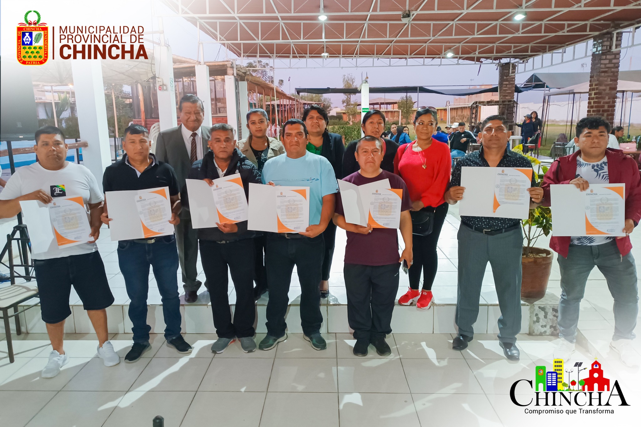 Cada 01 de Junio desde el 2007 se conmemora la creación del serenazgo de la provincia de chincha, en dónde la actual gestión reconoció a 07 serenos con resolución de alcaldía, por los años de servicio en bien de la provincia.
En este compartir la gerenta municipal, representando al alcalde provincial, reconoció y felicito a cada uno de ellos por su ardua labor, incluso en pandemia dónde estuvieron en primera línea, salvaguardando la integridad de la población, incluso poniendo su propia vida en peligro.
Por su parte, el Sub gerente de seguridad ciudadana coronel el retiro, Luis Cruz carbajar, manifestó el compromiso de la actual gestión por brindarles mejor ambiente laboral, pese a las difícil administrativas y económicas que atraviesa la entidad municipal.
¡Feliz aniversario Serenos Municipales!
#MunicipalidadProvincialDeChincha
#CompromisoQueTransforma