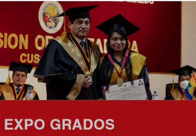 Fotografia de entrega de Titulos Profesionales