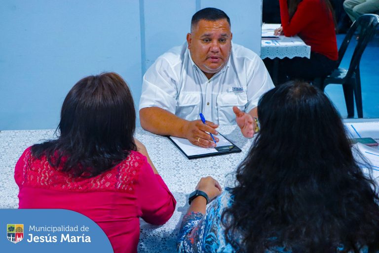 Son características de nuestra gestión 🙌. Por eso no te pierdas nuestras audiencias vecinales que se realizan cada 15 días porque en Jesús María ¡𝑻𝒖 𝒂𝒍𝒄𝒂𝒍𝒅𝒆 𝒕𝒆 𝒆𝒔𝒄𝒖𝒄𝒉𝒂! 🧏🏽♂️