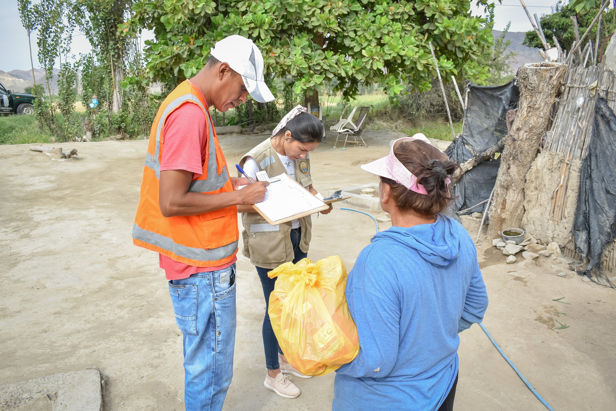 Entrega De Bolsas De Víveres