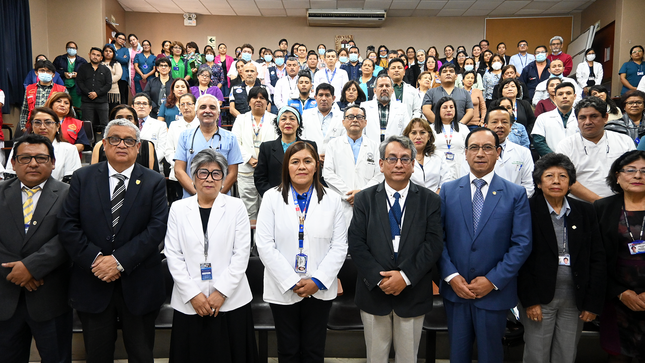 Imagen de la juramentación de la nueva directora Maribel Juscamayta del Hospital Cayetano Heredia