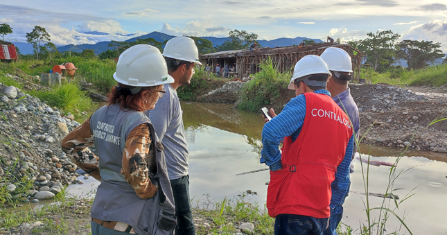 La Contraloría General alertó riesgos en la calidad y durabilidad de la obra Mejoramiento y ampliación de los sistemas de agua potable y alcantarillado de Satipo, debido a la presencia de óxido en el acero de construcción utilizado para la ejecución del segundo saldo de obra. Además, se evidenció acumulación de agua estancada y presencia de insectos que podrían ocasionar la proliferación de enfermedades como el dengue en los trabajadores y población cercana.