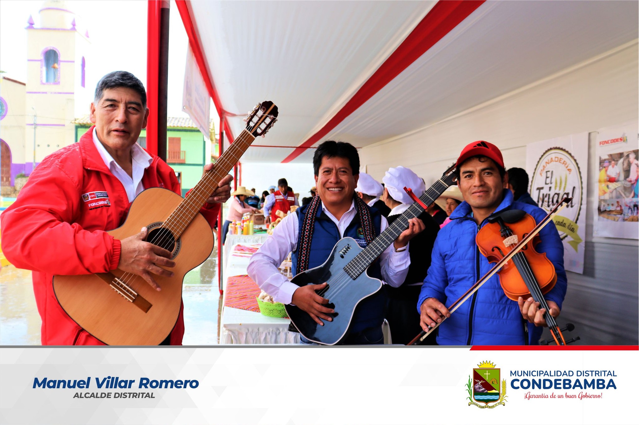 🔵Las ferias organizadas por el proyecto Haku Wiñay promueven la articulación y la sostenibilidad de los pequeños negocios al abrir y ofrecer espacios de intercambio comercial, así como acceso a mercados distritales y provinciales, lo cual favorece el desarrollo de las iniciativas económicas de familias que luchan contra la pobreza y se esfuerzan por mejores oportunidades para sus hogares.