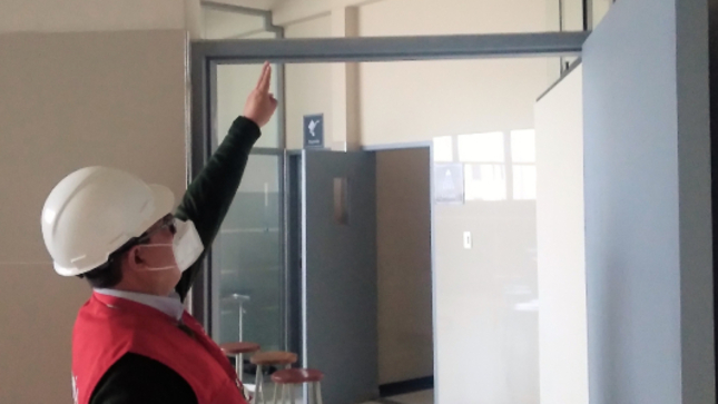 La Contraloría General alertó que las deficiencias que presentan los acabados de la obra de remodelación de seis laboratorios de especialidad de la Escuela Académico Profesional de Medicina Humana de la Facultad de Ciencias de la Salud en la Universidad Nacional Jorge Basadre Grohmann, demandarán más gastos de mantenimiento, a pesar de que la obra fue entregada en octubre del 2022 y tiene previsto beneficiar a más de 200 estudiantes universitarios. 
