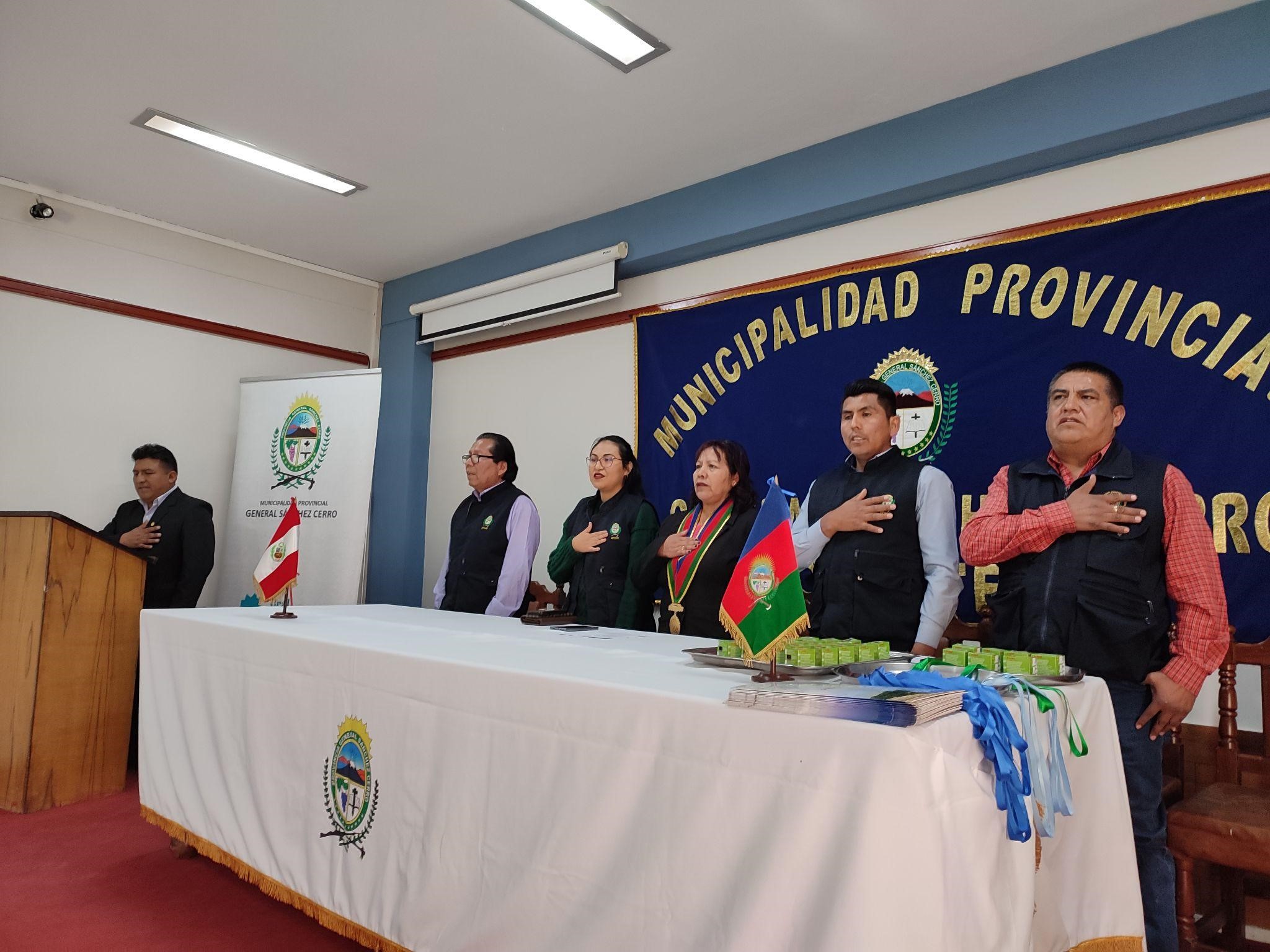 La alcaldesa provincial Flérida Mary Meza Ramos juramentó a los nuevos agentes municipales
