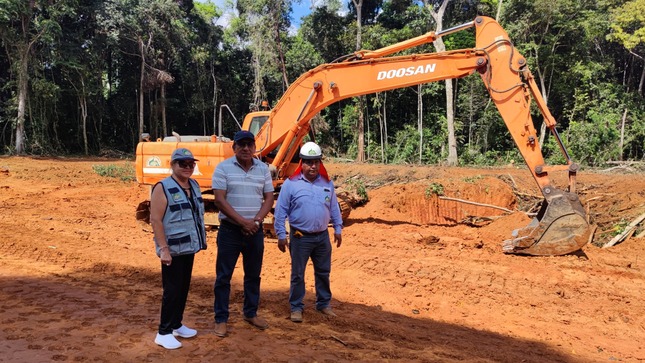 EL Gobernador Regional de Madre de Dios Sr. Luis Otsuka Salazar acompañado de la Gerente General del Proyecto Especial Madre de Dios Mag. María Miroslava Frías Peralta, visitaron la obra "Mejoramiento y rehabilitación del camino vecinal Sudadero – Lago Valencia"