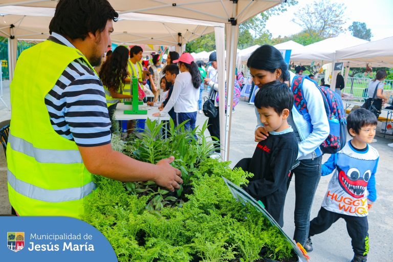 🌊 #DíaMundialDeLosOceanos, celebrado el 8 de junio, se realizó un festival con el objetivo de que todos los vecinos pudieran conocer el impacto del cambio climático en los océanos y cómo podemos todos ser de ayuda para reducir la contaminación ♻️