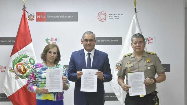 Alcaldesa de Lince, Malca Schnaiderman Lara, el ministro del interior, Vicente Romero, el Comandante General de la Policía Nacional del Perú, Jorge Angulo Tejada