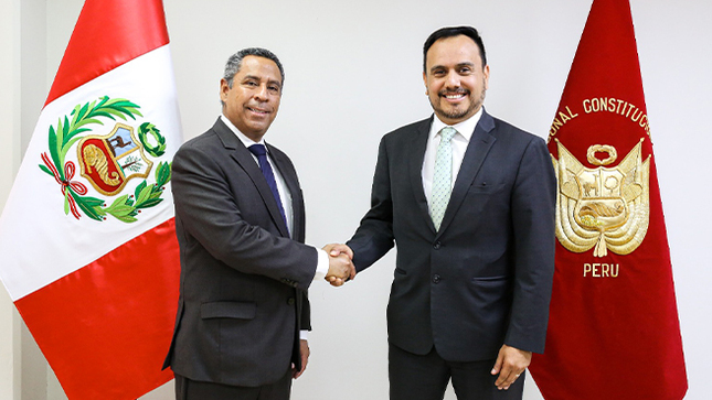 Presidente del TC Francisco Morales Saravia recibe en visita oficial al jefe de la oficina de Normalización Previsional (ONP), Victorhugo Montoya Chávez.