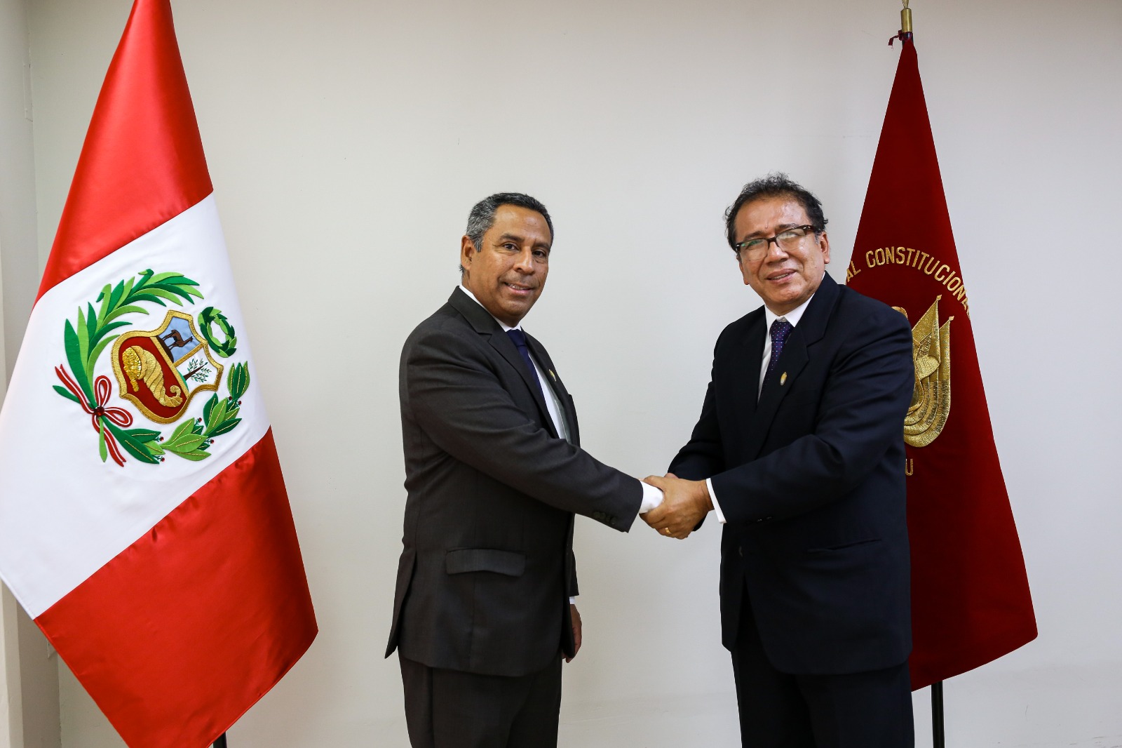 El presidente del TC, magistrado Francisco Morales Saravia junto al rector de la UNT, José Luis Saly Rosas Solano.