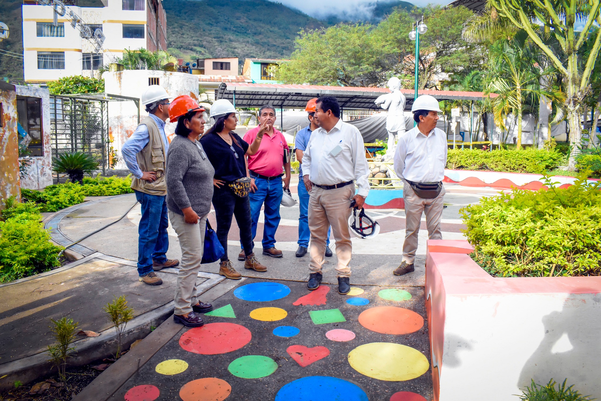 Alcalde y regidores supervisan el avance de la obra del parque infantil de Quillabamba