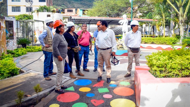 Alcalde y regidores supervisan el avance de la obra del parque infantil de Quillabamba
