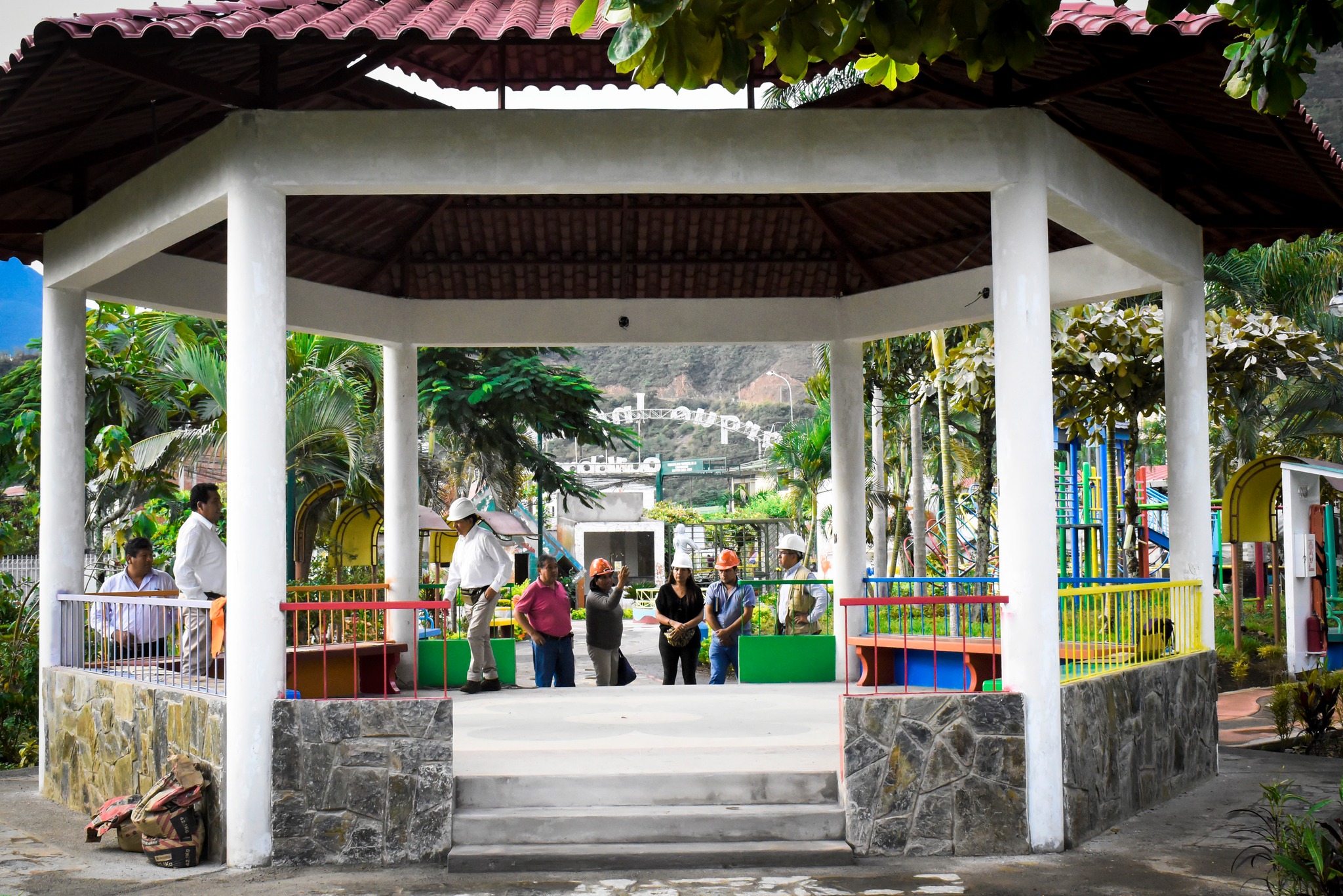 Alcalde y regidores supervisan el avance de la obra del parque infantil de Quillabamba