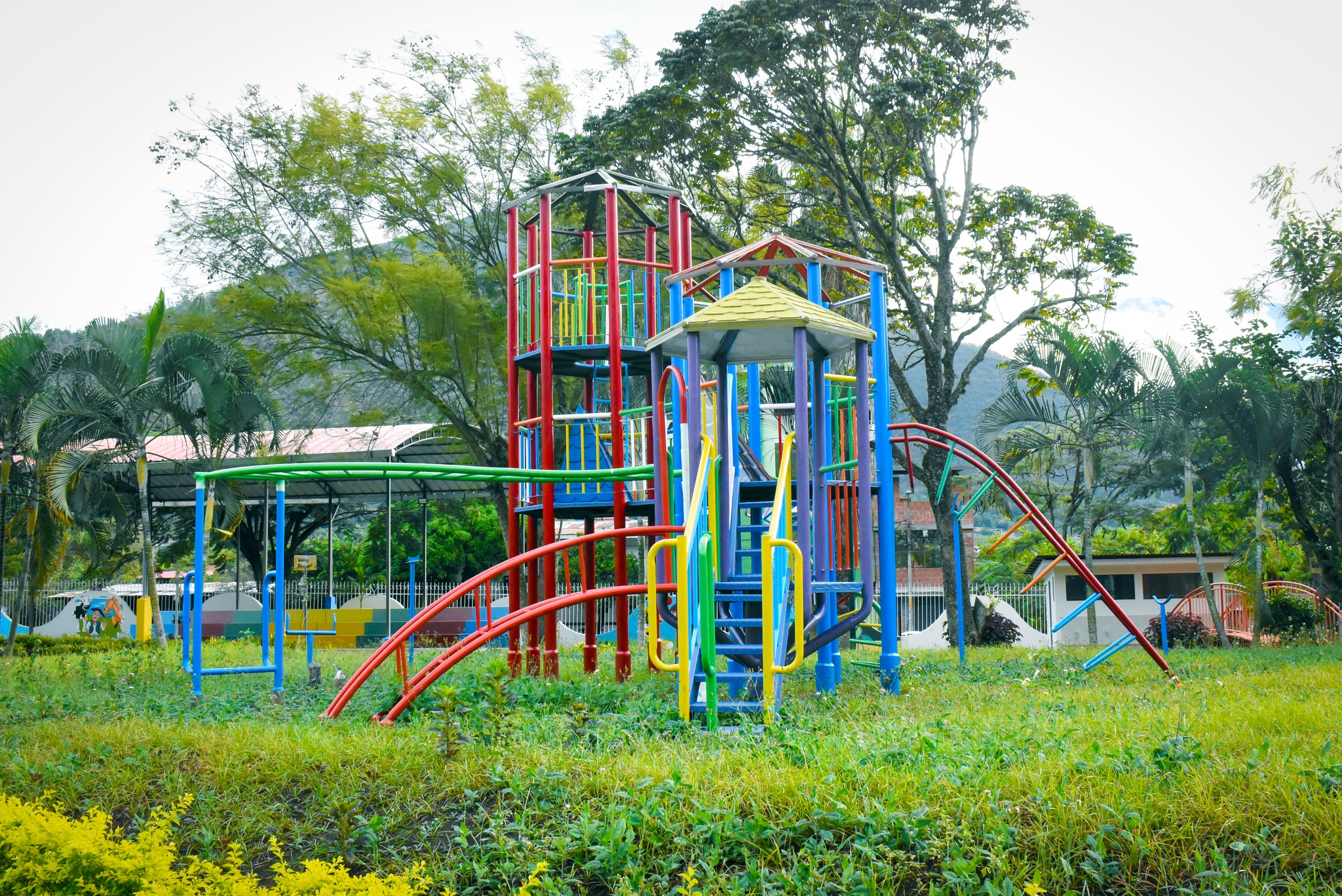 Alcalde y regidores supervisan el avance de la obra del parque infantil de Quillabamba
