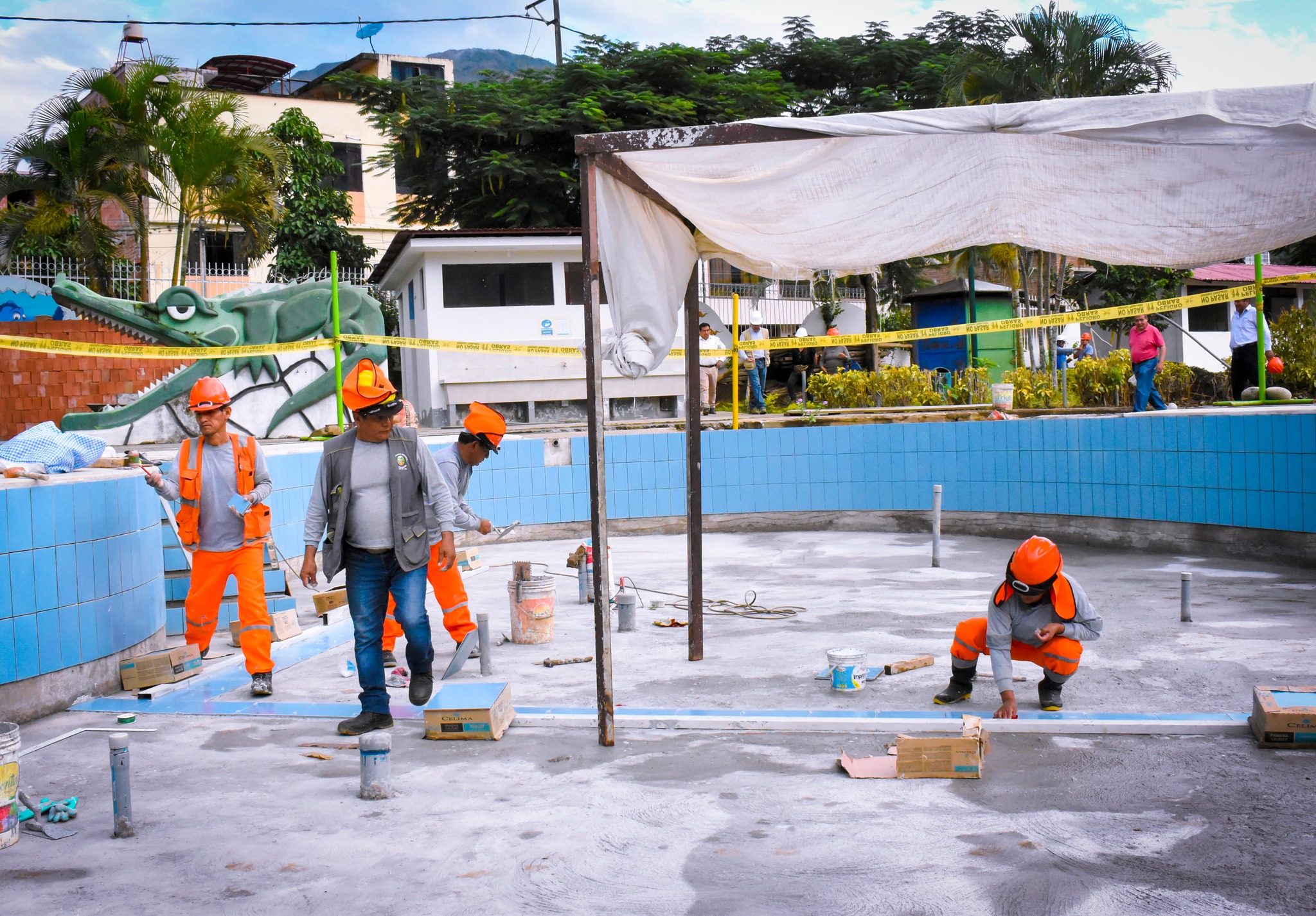 Alcalde y regidores supervisan el avance de la obra del parque infantil de Quillabamba
