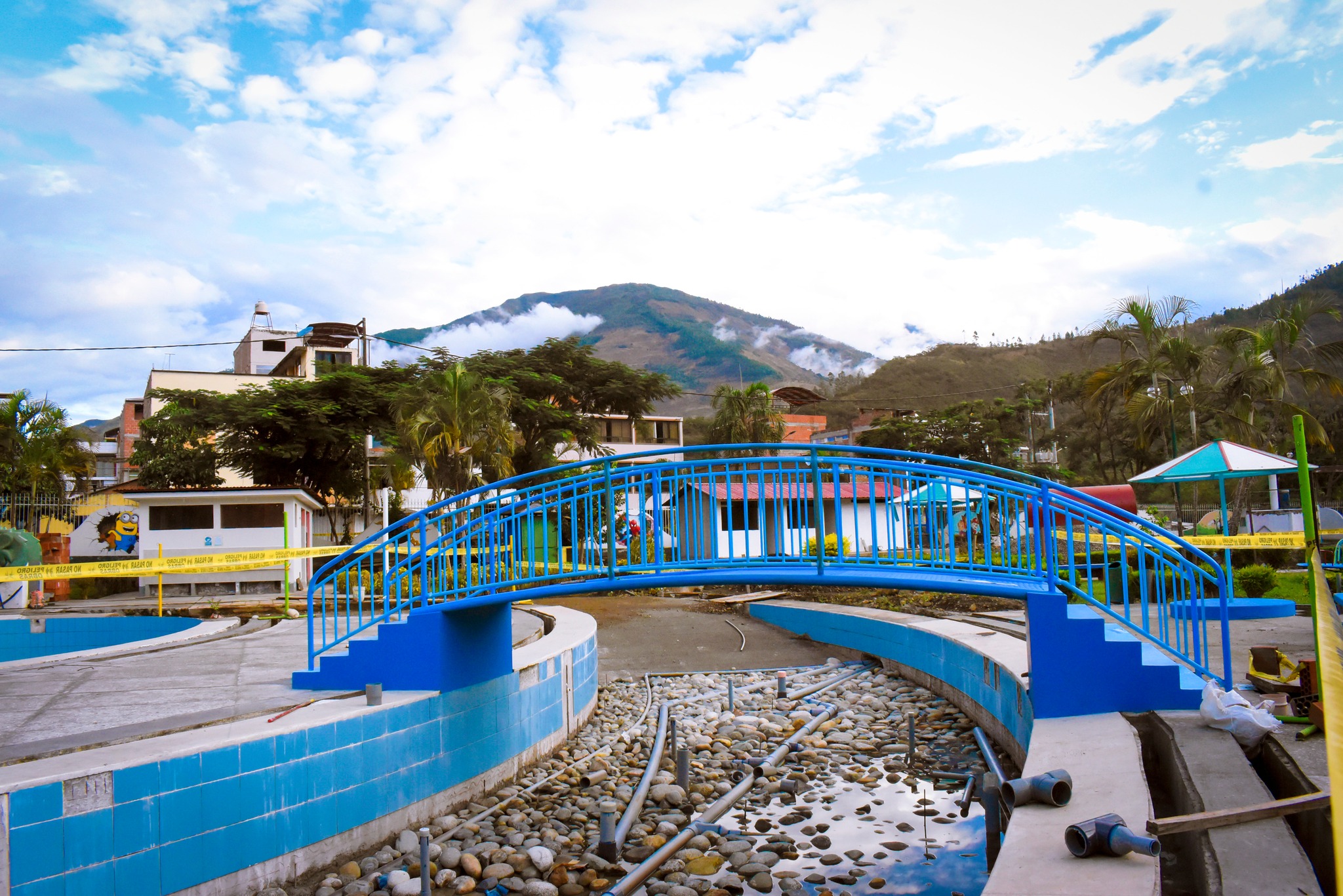 Alcalde y regidores supervisan el avance de la obra del parque infantil de Quillabamba