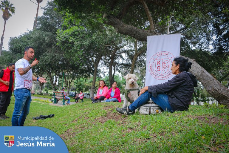 Aprenderás valiosas técnicas y consejos para criar a tu engreído de manera responsable y fomentar una convivencia armoniosa en el distrito. 🐶