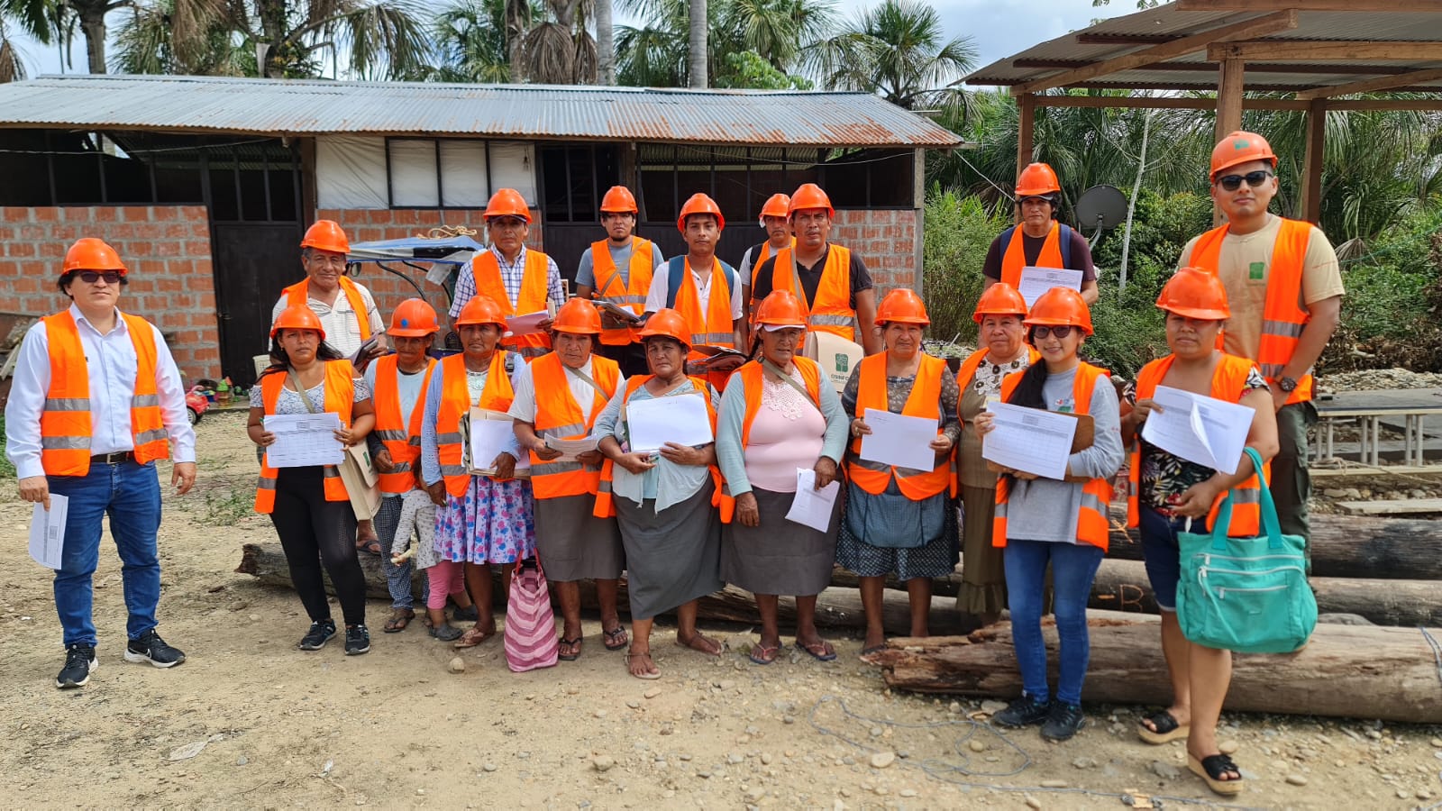 Foto grupal de participantes en taller en Tambopata